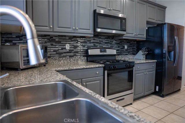 8738 Redondo Avenue, Hesperia, CA 92344