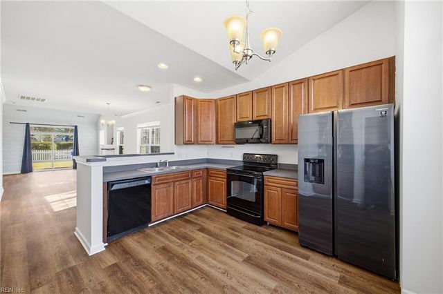 2021 Livingston St, Suffolk, VA 23435