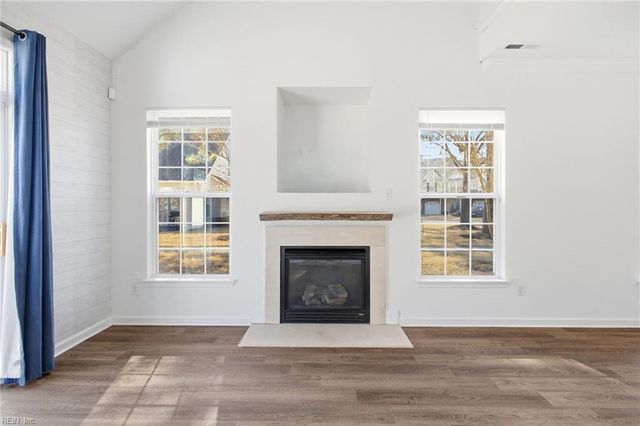 2021 Livingston St, Suffolk, VA 23435