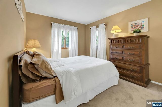 27 Mary Lane, Waldwick, NJ 07463