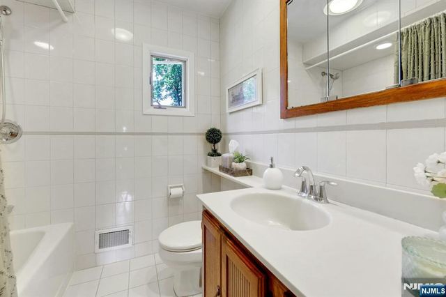 27 Mary Lane, Waldwick, NJ 07463