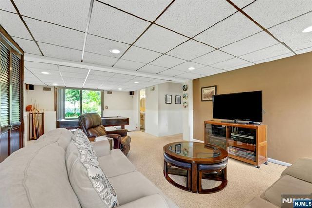 27 Mary Lane, Waldwick, NJ 07463
