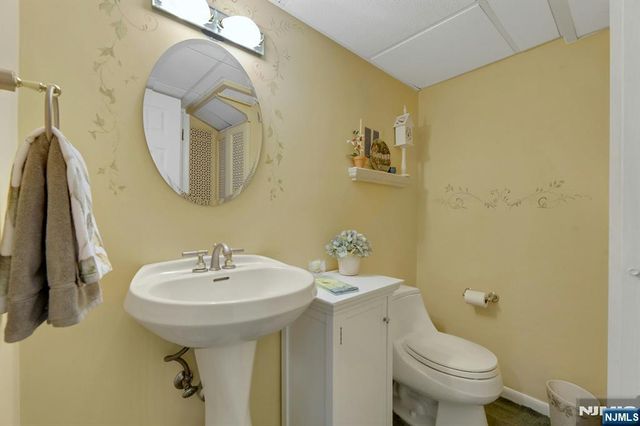 27 Mary Lane, Waldwick, NJ 07463