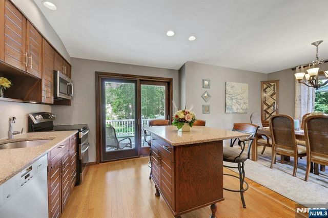 27 Mary Lane, Waldwick, NJ 07463