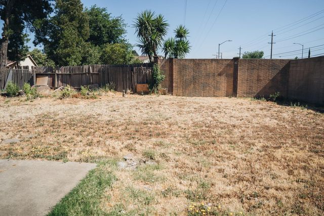 8013 Skywoods Way, Sacramento, CA 95828