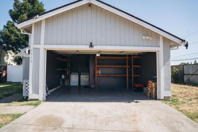 8013 Skywoods Way, Sacramento, CA 95828