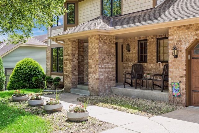 156 Red Oaks Drive, Vadnais Heights, MN 55127