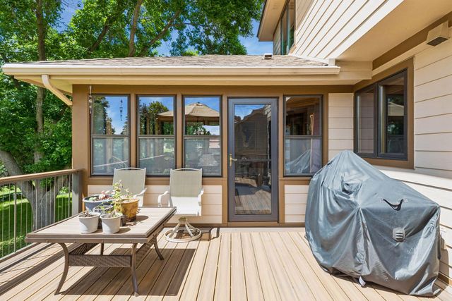 156 Red Oaks Drive, Vadnais Heights, MN 55127