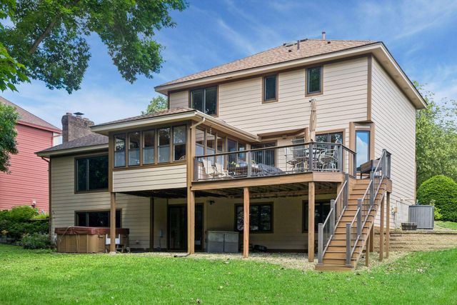 156 Red Oaks Drive, Vadnais Heights, MN 55127