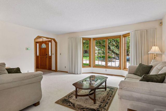 156 Red Oaks Drive, Vadnais Heights, MN 55127