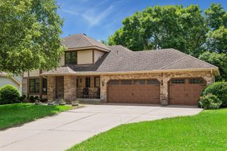 156 Red Oaks Drive, Vadnais Heights, MN 55127