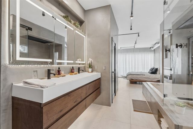 16581 NW 84th Ave, Miami Lakes, FL 33016