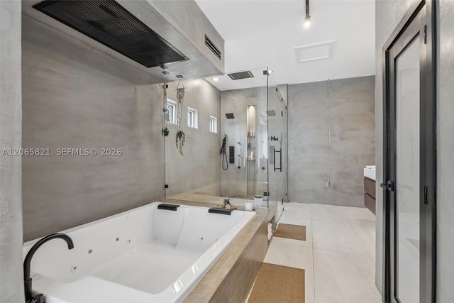 16581 NW 84th Ave, Miami Lakes, FL 33016