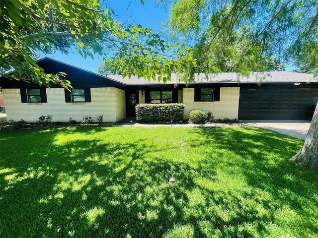 1360 N Charlotte Avenue, Stephenville, TX 76401