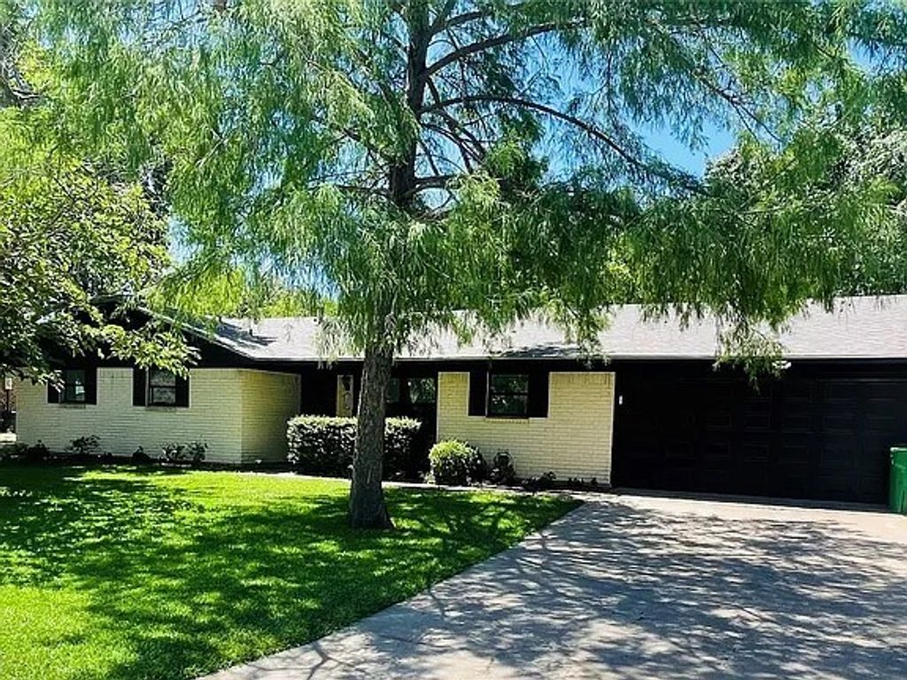 1360 N Charlotte Avenue, Stephenville, TX 76401