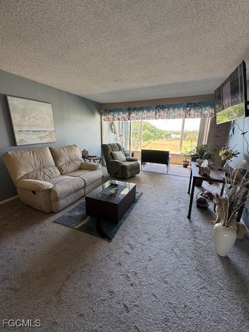 6102 Augusta DR 305, Fort Myers, FL 33907