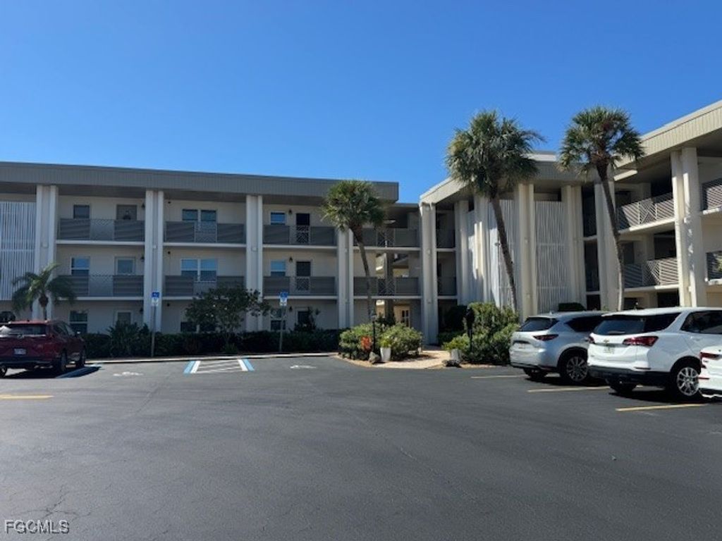 6102 Augusta DR 305, Fort Myers, FL 33907