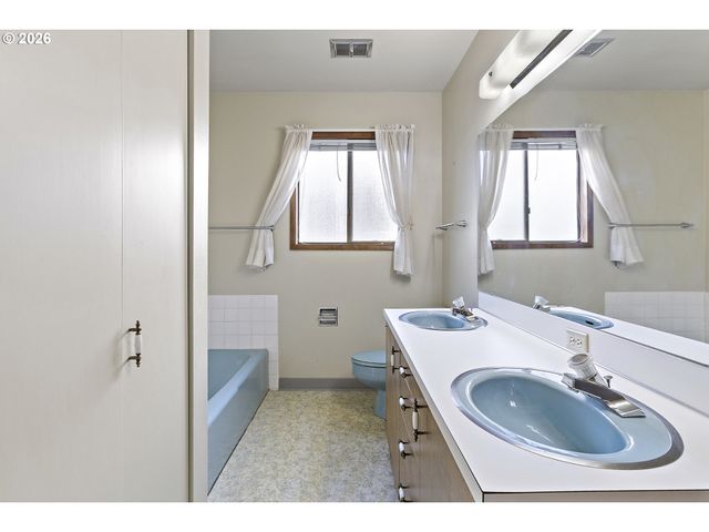 1745 Se BROOKWOOD Ave, Hillsboro, OR 97123