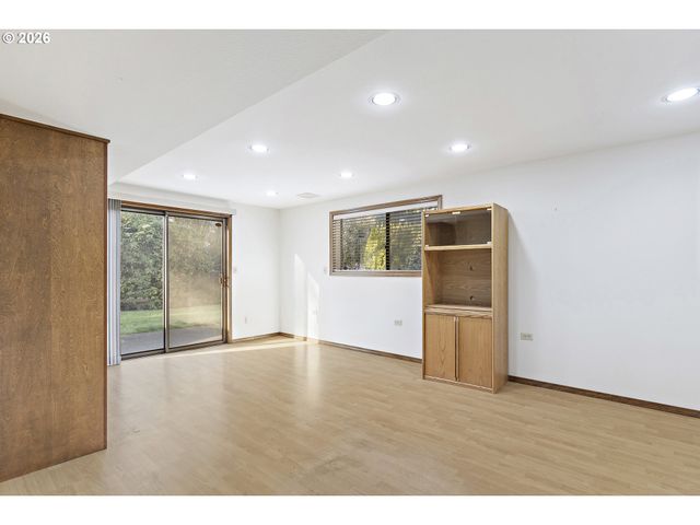 1745 Se BROOKWOOD Ave, Hillsboro, OR 97123