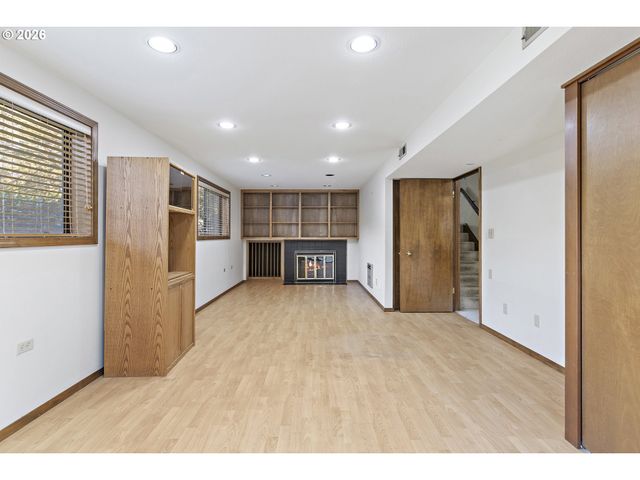 1745 Se BROOKWOOD Ave, Hillsboro, OR 97123