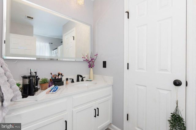 32 HUTTONS VIREO DR, Martinsburg, WV 25405