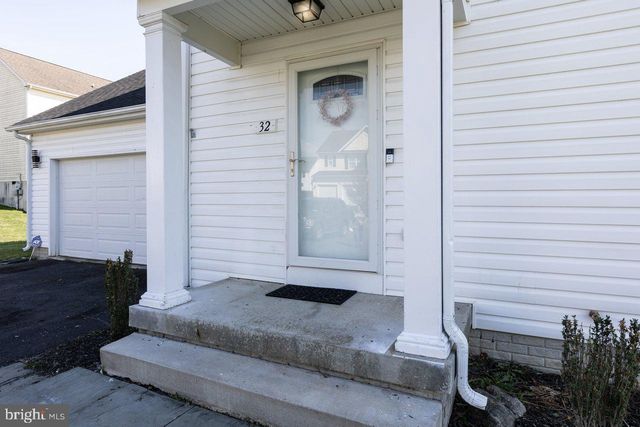 32 HUTTONS VIREO DR, Martinsburg, WV 25405