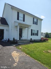 32 HUTTONS VIREO DR, Martinsburg, WV 25405