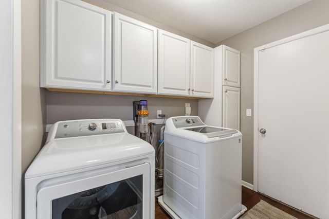 6068 Olinger Circle, Edina, MN 55436