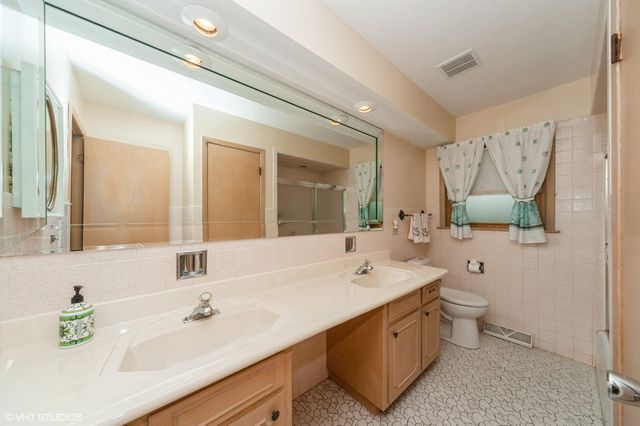 910 S Waverly Avenue, Mount Prospect, IL 60056