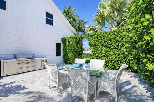 8389 SE Woodcrest Place, Hobe Sound, FL 33455