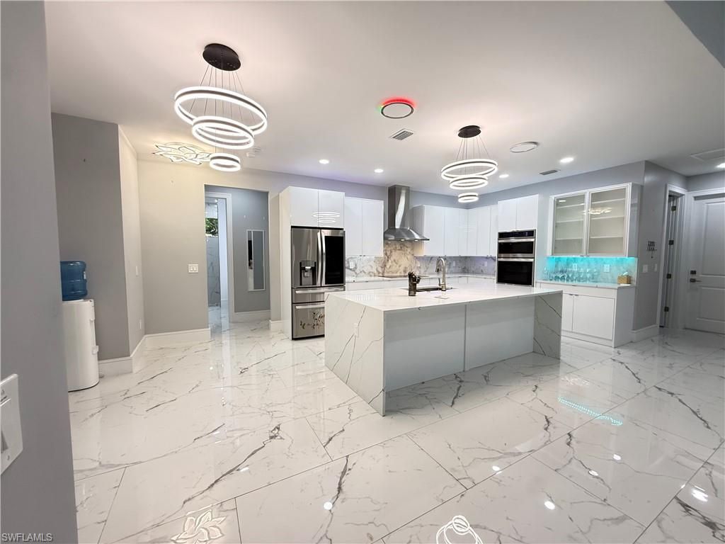 Image 5 of property listing at 2501 SW 23rd PL, Cape Coral, FL 33914