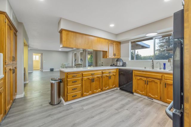 8936 Avenue 396, Dinuba, CA 93618