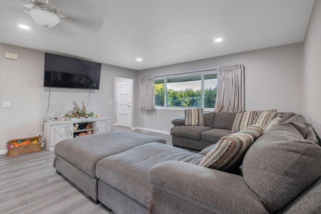 8936 Avenue 396, Dinuba, CA 93618