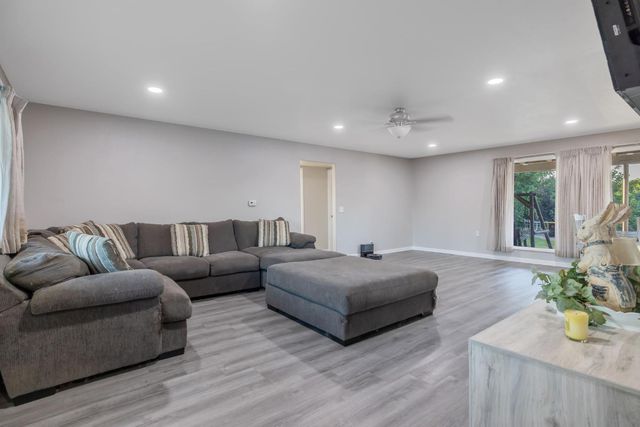 8936 Avenue 396, Dinuba, CA 93618