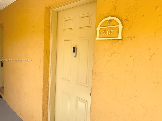 17901 NW 68th Avenue T207, Hialeah, FL 33015