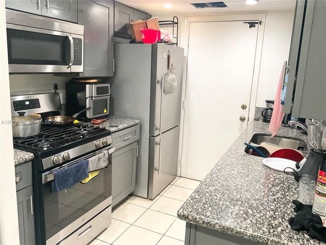 17901 NW 68th Avenue T207, Hialeah, FL 33015