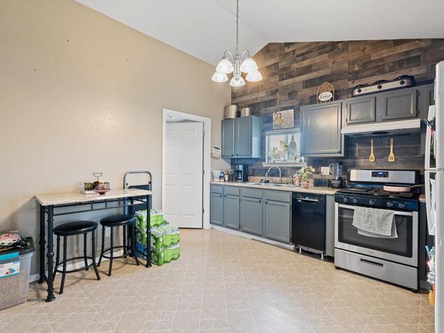 1219 W 8th Street, Davenport, IA 52802