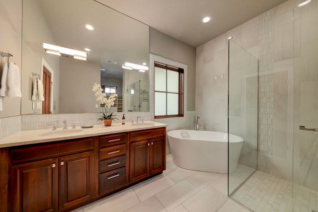 2204 Via Granada Place NW, Albuquerque, NM 87104