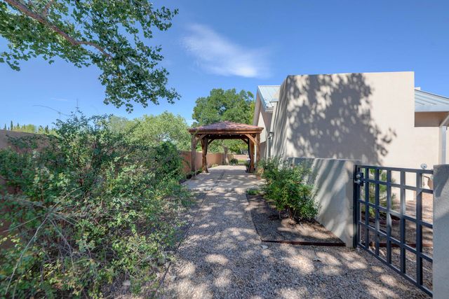 2204 Via Granada Place NW, Albuquerque, NM 87104
