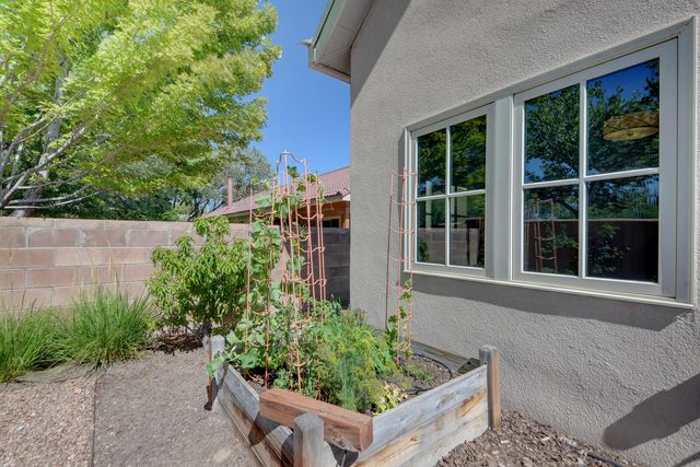 2204 Via Granada Place NW, Albuquerque, NM 87104