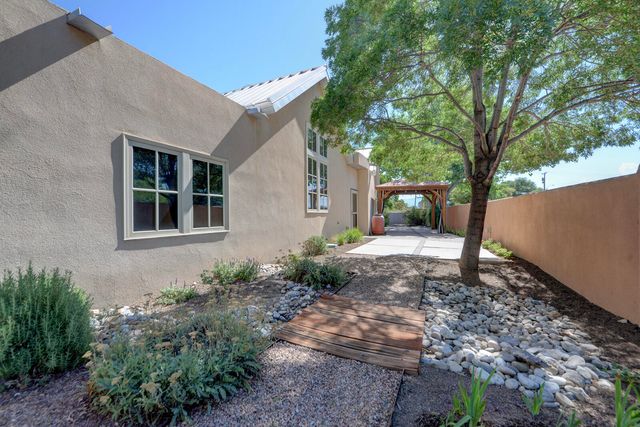 2204 Via Granada Place NW, Albuquerque, NM 87104