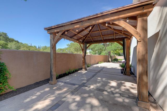 2204 Via Granada Place NW, Albuquerque, NM 87104