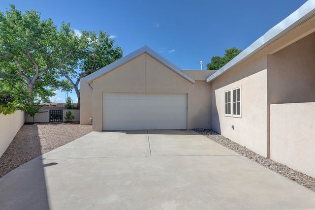 2204 Via Granada Place NW, Albuquerque, NM 87104