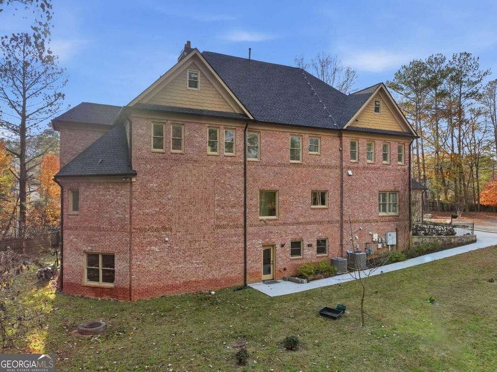 7611 Regency Circle, Sandy Springs, GA 30350 — photo 5