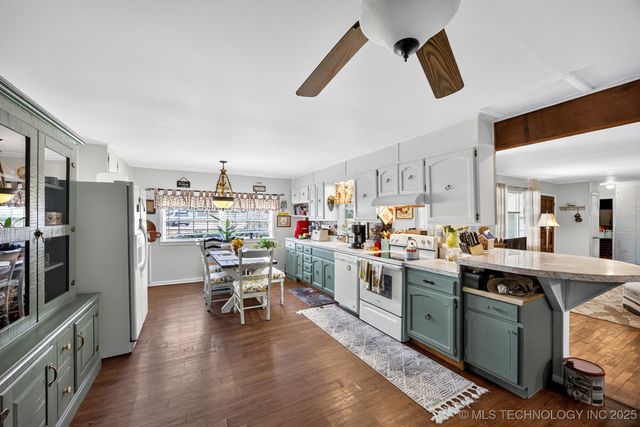 225 S Locust Street, Oologah, OK 74053