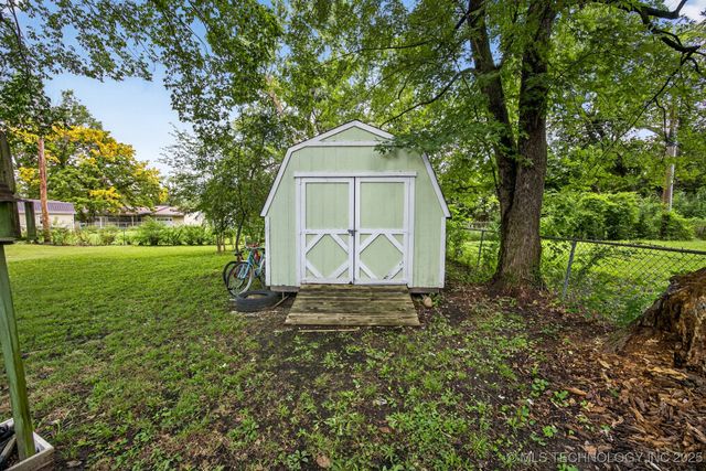 225 S Locust Street, Oologah, OK 74053