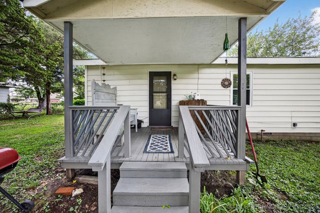 225 S Locust Street, Oologah, OK 74053