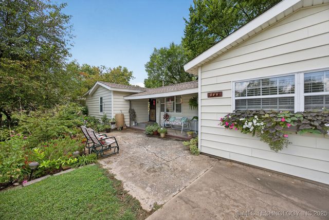 225 S Locust Street, Oologah, OK 74053