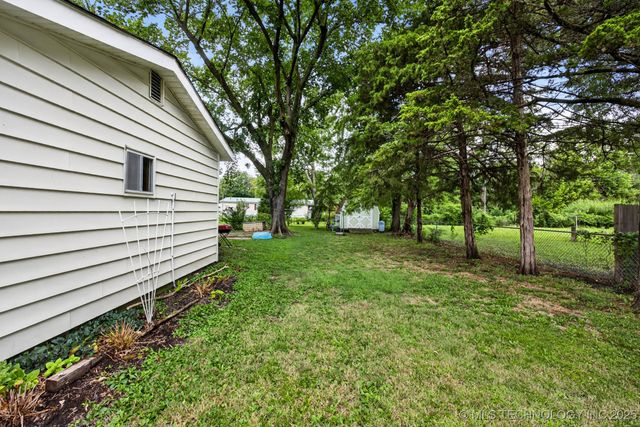 225 S Locust Street, Oologah, OK 74053