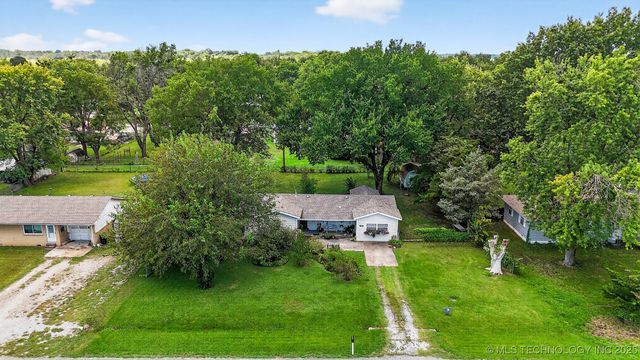 225 S Locust Street, Oologah, OK 74053